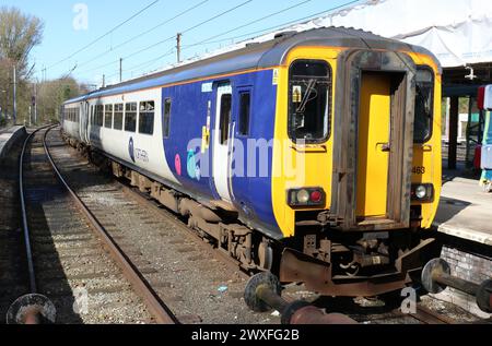 Northern Trains Super Sprinter Diesel-Triebzug der Baureihe 156 am 30. März 2024 in der Bucht Gleis 2 am Bahnhof Lancaster. Stockfoto