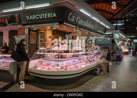 Schinken und Wurstwaren, Markthalle Mercat de Santa Caterina, Barcelona, Katalonien, Spanien *** Schinken und Würstchen, Markthalle Mercat de Santa Caterina, Barcelona, Katalonien, Spanien Stockfoto