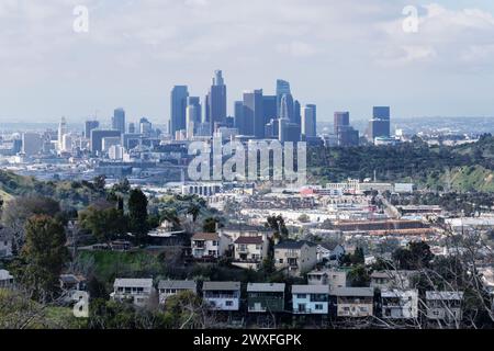 Blick auf die Hügel von Los Angeles und die Skyline-Türme in Südkalifornien. Stockfoto