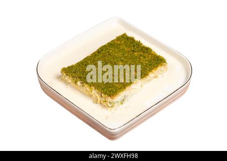Kadayif-Dessert mit Pistazien und Milch. Kalter Kadayif mit Schokolade isoliert auf weißem Hintergrund. Berühmte Gerichte der türkischen Küche Stockfoto