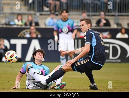 Chester, Pennsylvania, USA. 30. März 2024. 30. März 2024, Chester PA, USA: Philadelphia Union Spieler, JACK ELLIOTT (3) kämpft um den Ball mit Minnesota United FC Spieler, CADEN CLARK (37) im Subaru Park in Chester PA Credit Image: © Ricky Fitchett Via ZUMA Wire (Credit Image: © Ricky Fitchett/ZUMA Press Wire) NUR REDAKTIONELLE VERWENDUNG! Nicht für kommerzielle ZWECKE! Stockfoto