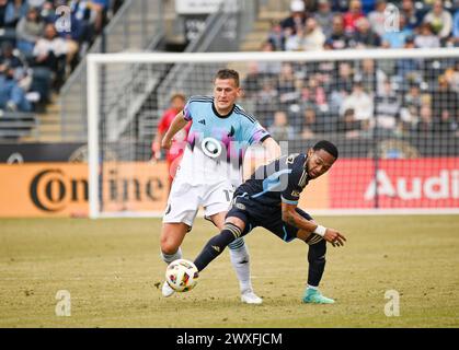 Chester, Pennsylvania, USA. 30. März 2024. 30. März 2024, Chester PA, USA: Philadelphia Union Spieler, JOSE MARTINEZ (8) kämpft um den Ball mit Minnesota United FC Spieler, ROBIN LOD (7) im Subaru Park in Chester PA Credit Image: © Ricky Fitchett Via ZUMA Wire (Credit Image: © Ricky Fitchett/ZUMA Press Wire) NUR REDAKTIONELLE VERWENDUNG! Nicht für kommerzielle ZWECKE! Stockfoto