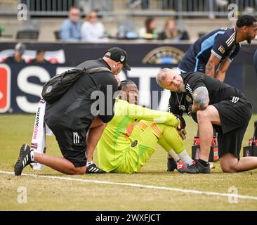 Chester, Pennsylvania, USA. 30. März 2024. 30. März 2024, Chester PA, USA:der Philadelphia Union Torwart ANDRE BLAKE (18) wird nach einem harten Treffer im Subaru Park in Chester PA vom Trainingspersonal betreut. Credit Image: © Ricky Fitchett Via ZUMA Wire (Credit Image: © Ricky Fitchett/ZUMA Press Wire) NUR REDAKTIONELLE VERWENDUNG! Nicht für kommerzielle ZWECKE! Stockfoto