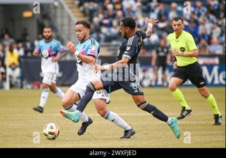 Chester, Pennsylvania, USA. 30. März 2024. 30. März 2024, Chester PA, USA: Philadelphia Union Spieler JOSE MARTINEZ (8) kämpft um den Ball mit Minnesota United FC Spieler HASSANI DOTSON (31) im Subaru Park in Chester PA Credit Image: © Ricky Fitchett Via ZUMA Wire (Credit Image: © Ricky Fitchett/ZUMA Press Wire) NUR REDAKTIONELLE VERWENDUNG! Nicht für kommerzielle ZWECKE! Stockfoto