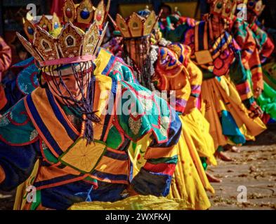 Männliche Darsteller tanzen beim Jambey Lhakhang Temple Festival in Jakar, Bhutan. Stockfoto