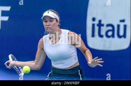 Miami Gardens, Usa. 30. März 2024. Danielle Collins trifft am Samstag, den 30. März 2024, im Hard Rock Stadium in Miami Gardens, Florida einen Vorhand-Schuss auf Elena Rybakina aus Kasachstan. Collins besiegte Rybakina mit 7:5, 6:3. Fotos von Gary i Rothstein/UPI Credit: UPI/Alamy Live News Stockfoto