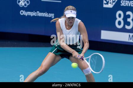 Miami Gardens, Usa. 30. März 2024. Danielle Collins aus den USA trifft am Samstag, den 30. März 2024, im Hard Rock Stadium in Miami Gardens, Florida, im Finale der Miami Open Woman's Finals auf Elena Rybakina aus Kasachstan. Collins besiegte Rybakina mit 7:5, 6:3. Fotos von Gary i Rothstein/UPI Credit: UPI/Alamy Live News Stockfoto