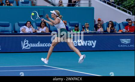 Miami Gardens, Usa. 30. März 2024. Danielle Collins aus den USA trifft am Samstag, den 30. März 2024, im Hard Rock Stadium in Miami Gardens, Florida, im Finale der Miami Open Woman's Finals auf Elena Rybakina aus Kasachstan. Collins besiegte Rybakina mit 7:5, 6:3. Fotos von Gary i Rothstein/UPI Credit: UPI/Alamy Live News Stockfoto