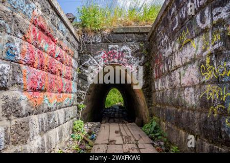 Blick auf einen alten Düker unter einem Bahndamm, Kijewski Vorstadtrichtung der Moskauer Eisenbahn. Obninsk, Russland - Juni 2019 Stockfoto