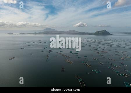 Luftaufnahme der Fischfarmen am Taal Lake in der Nähe des Vulkans. Tagaytay City, Philippinen. Stockfoto