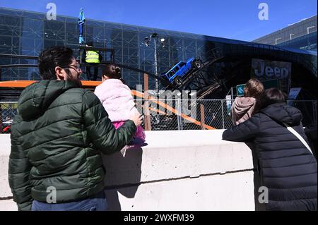 New York, USA. 30. März 2024. Bei der Agility-Demonstration am 2. Tag der New York International Auto Show 2024 im Jacob Javits Convention Center, New York, NY, 30. März 2024, beobachten die Leute, wie Jeeps eine abgewinkelte Rampe hinaufsteigen. (Foto: Anthony Behar/SIPA USA) Credit: SIPA USA/Alamy Live News Stockfoto