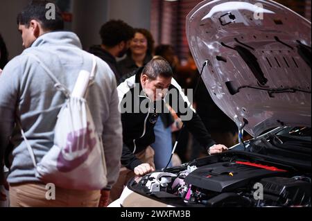 New York, USA. 30. März 2024. Ein Mann schaut in den Motorraum eines Toyota-Automobils am 2. Tag der New York International Auto Show 2024 im Jacob Javits Convention Center, New York, NY, 30. März 2024. (Foto: Anthony Behar/SIPA USA) Credit: SIPA USA/Alamy Live News Stockfoto