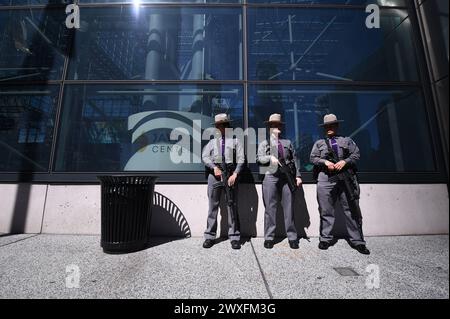 New York, USA. 30. März 2024. Drei bewaffnete New York State Troopers stehen vor dem Jacob Javits Convention Center am 2. Tag der New York International Auto Show 2024, New York, NY, 30. März 2024. (Foto: Anthony Behar/SIPA USA) Credit: SIPA USA/Alamy Live News Stockfoto