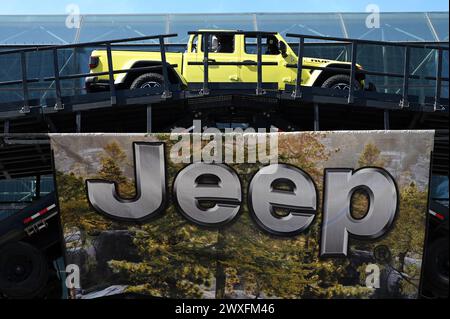 New York, USA. 30. März 2024. Bei der Agility-Demonstration am 2. Tag der New York International Auto Show 2024 im Jacob Javits Convention Center, New York, NY, 30. März 2024, beobachten die Leute, wie Jeeps eine abgewinkelte Rampe hinaufsteigen. (Foto: Anthony Behar/SIPA USA) Credit: SIPA USA/Alamy Live News Stockfoto