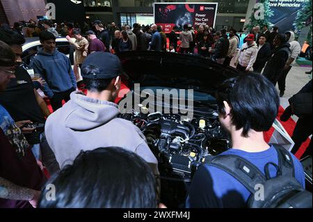 New York, USA. 30. März 2024. Am 2. Tag der New York International Auto Show 2024 im Jacob Javits Convention Center, New York, New York, NY, 30. März 2024, schaut eine Gruppe von Autofahrern in den Motorraum eines Toyota GR 86. (Foto: Anthony Behar/SIPA USA) Credit: SIPA USA/Alamy Live News Stockfoto