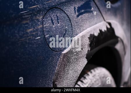 New York, USA. 30. März 2024. Ein Smiley-Gesicht ist auf Kunstschnee auf einem Subaru Outback-Modell am Tag 2 der New York International Auto Show 2024 im Jacob Javits Convention Center, New York, NY, 30. März 2024 gezeichnet. (Foto: Anthony Behar/SIPA USA) Credit: SIPA USA/Alamy Live News Stockfoto