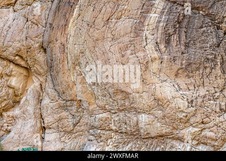 Die Muster bildeten sich im Laufe der Zeit in den alten Felsen, die den Titus Canyon im Death Valley National Park, Kalifornien, USA, säumen Stockfoto