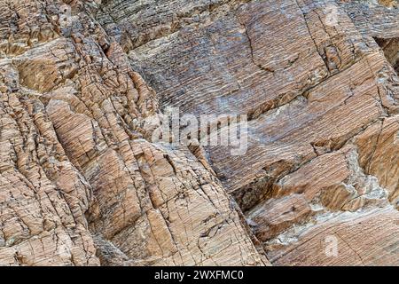 Die linearen Muster bildeten sich im Laufe der Zeit in den alten Felsen, die den Titus Canyon im Death Valley National Park, Kalifornien, USA, säumen Stockfoto