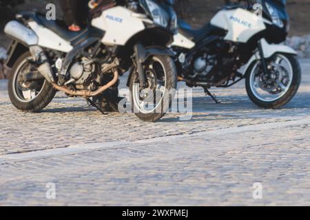 Griechische Polizei, griechische Polizeieinheit auf Dienstfahrrad und Motorrad, Aufrechterhaltung der öffentlichen Ordnung in den Straßen von Athen, Attika, Griechenland, Polizisten Stockfoto