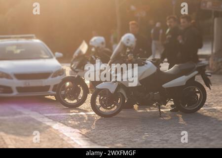 Griechische Polizei, griechische Polizeieinheit auf Dienstfahrrad und Motorrad, Aufrechterhaltung der öffentlichen Ordnung in den Straßen von Athen, Attika, Griechenland, Polizisten Stockfoto