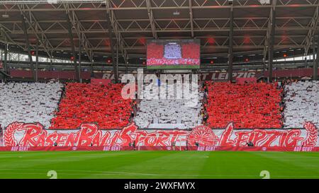 Leipzig, Deutschland. 30. März 2024. Das Stadion, die Fankurve mit einer Choreographie vor dem Spiel in rot/weiß, Rasen Ball Sport Leipzig, RB Leipzig vs Mainz 05, 1. Bundesliga, Fußball, DFB, Bundesliga, Saison 2023/2024, Red Bull Arena leipzig, 30.03. 2024, Credit: HMB Media/Uwe Koch/Alamy Live News , Stockfoto