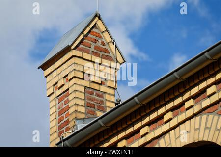 Details eines reich verzierten und sorgfältig restaurierten Ziegelwerks an einem Industriegebäude aus dem späten 19. Jahrhundert in köln ehrenfeld Stockfoto