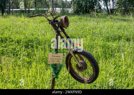 Klimovskoje, Russland - Juni 2019: Denkmal für den verstorbenen Motorradfahrer am Straßenrand Stockfoto