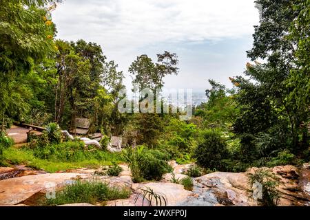 Wunderschöner Wasserfall auf dem Doi Suthep Wanderweg Wat Pha Lat im tropischen Dschungel Naturwald in Chiang Mai Amphoe Mueang Chiang Mai Thailand in Southea Stockfoto