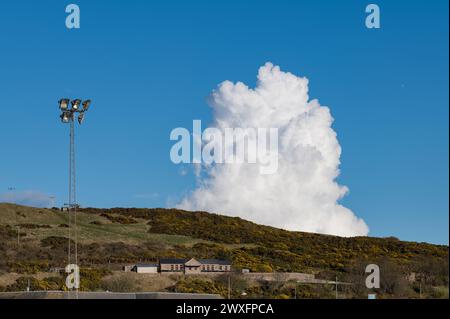 30. März 2024. Macduff, Aberdeenshire, Schottland. Das ist eine große Wolke, die sich über Macduff Town bildet. Stockfoto