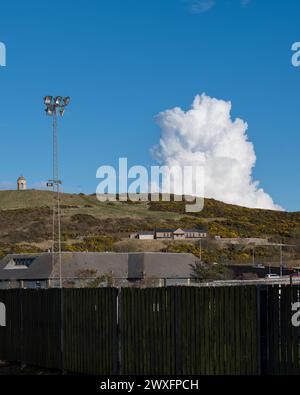 30. März 2024. Macduff, Aberdeenshire, Schottland. Das ist eine große Wolke, die sich über Macduff Town bildet. Stockfoto