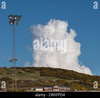 30. März 2024. Macduff, Aberdeenshire, Schottland. Das ist eine große Wolke, die sich über Macduff Town bildet. Stockfoto