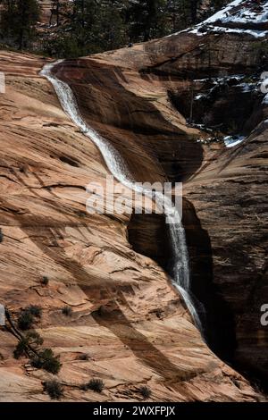 Small Creek Cascades Führt Die Steilen Wände Des Zion National Park Hinunter Stockfoto