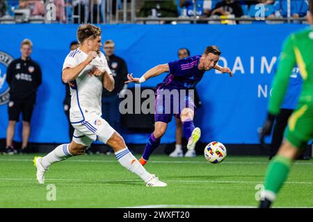 Charlotte, NC, USA. 30. März 2024. Charlotte FC Mittelfeldspieler Brecht Dejaegere (10) schießt gegen den FC Cincinnati im Fußball-Spiel der Major League im Bank of America Stadium in Charlotte, NC. (Scott KinserCal Sport Media). Quelle: csm/Alamy Live News Stockfoto