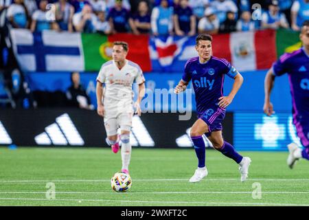 Charlotte, NC, USA. 30. März 2024. Charlotte FC Mittelfeldspieler Ashley Westwood (8) mit dem Ball gegen den FC Cincinnati im Major League Soccer Match im Bank of America Stadium in Charlotte, NC. (Scott KinserCal Sport Media). Quelle: csm/Alamy Live News Stockfoto