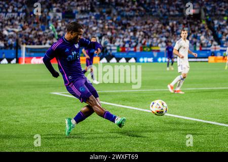 Charlotte, NC, USA. 30. März 2024. Charlotte FC-Verteidiger Nathan Byrne (14) schießt gegen den FC Cincinnati während der ersten Hälfte des Major League Soccer Matches im Bank of America Stadium in Charlotte, NC. (Scott KinserCal Sport Media). Quelle: csm/Alamy Live News Stockfoto