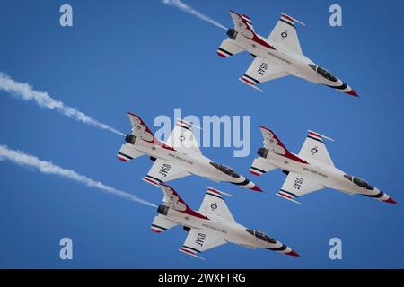 Die Thunder Birds der US Air Force spielen in der Diamantenformation beim 2023 Thunder and Lightning over Arizona in Tucson, Arizona. Stockfoto