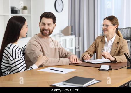 Ein Paar trifft sich mit einem Anwalt im Amt Stockfoto