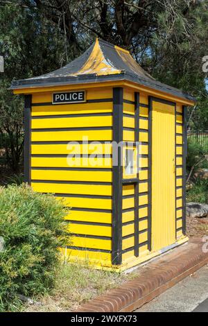 Vintage Gelb und Schwarz gestreifte Polizeibox, Sydney Tramway Museum, Sonntag, 03. März 2024. Foto: David Rowland / One-Image.com Stockfoto