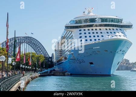 Ovation des Kreuzfahrtschiffs Seas, das vor der Hafenbrücke in Sydney, New South Wales, Australien, am Dienstag, den 12. März vor Liegeplatz liegt. 2024. Foto: David Rowlan Stockfoto