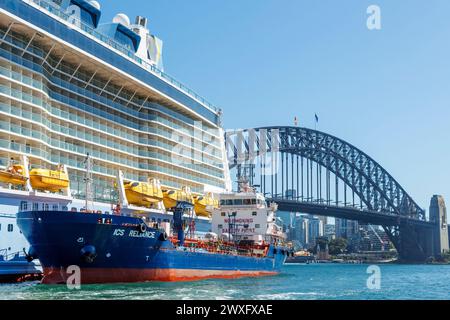 Ovation des Seas-Kreuzfahrtschiffs, das vor der Hafenbrücke in Sydney, New South Wales, Australien, getankt wird, Dienstag, 12. März, 2024. Stockfoto