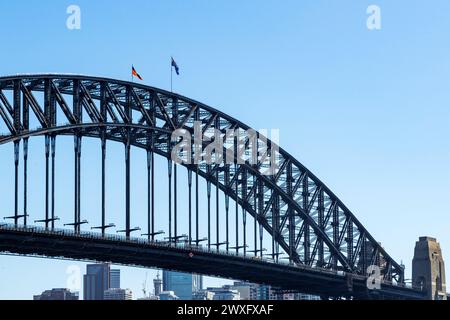 Australische Nationalflagge und Flagge der Aborigines auf der Sydney Harbour Bridge, Sydney, Australien, Dienstag, 12. März, 2024. Stockfoto