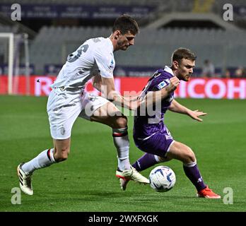 Florenz, Italien. 30. März 2024. Lucas Beltran (R) von Fiorentina streitet mit Matteo Gabbia des AC Mailand während eines Fußballspiels der Serie A in Florenz, Italien, am 30. März 2024. Quelle: Augusto Casasoli/Xinhua/Alamy Live News Stockfoto