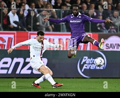 Florenz, Italien. 30. März 2024. Fiorentinas Jonathan Ikone (R) streitet mit Alessandro Florenzi des AC Mailand während eines Fußballspiels der Serie A in Florenz, Italien, am 30. März 2024. Quelle: Augusto Casasoli/Xinhua/Alamy Live News Stockfoto