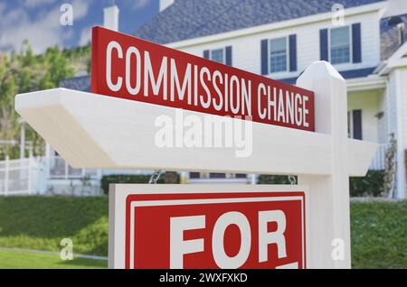 Provision Change For Sale Real Estate Sign Vor Dem Neuen Haus. Stockfoto