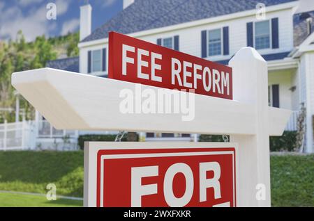 Gebührenreform Für Verkauf Immobilien Schild Vor Dem Neuen Haus. Stockfoto