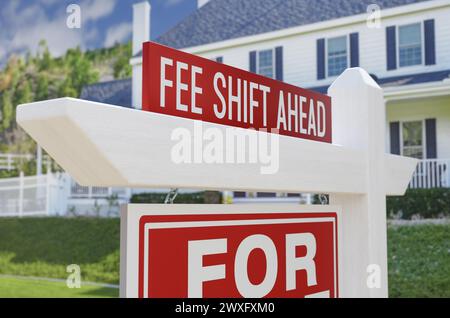 Gebührenschaltung Voraus Für Verkauf Immobilien Schild Vor Dem Neuen Haus. Stockfoto