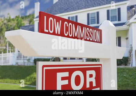 Schild Mit Niedriger Provision Für Verkauf Von Immobilien Vor Dem Neuen Haus. Stockfoto