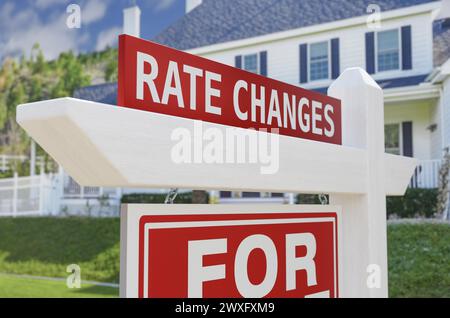 Preisänderungen Für Verkauf Immobilien Schild Vor Dem Neuen Haus. Stockfoto