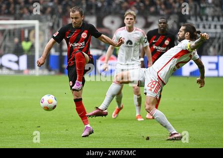 Frankfurt, Deutschland. 30. März 2024. Mario Goetze (L) von Eintracht Frankfurt streitet mit Christopher Trimmel von der Union Berlin während des 1. Bundesliga-Spiels in Frankfurt am 30. März 2024. Quelle: Ulrich Hufnagel/Xinhua/Alamy Live News Stockfoto