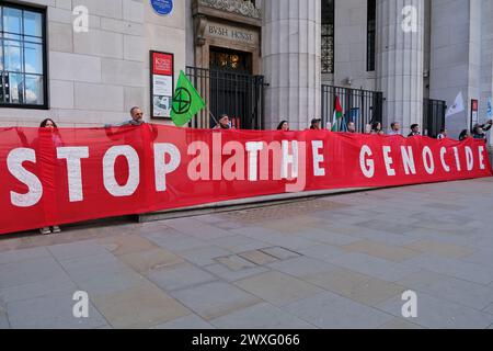 London, UK, 30. März 2024. Der elfte Nationalmarsch für Palästina hat den Landtag begangen. Die Demonstration begann am Russell Square, endete am Trafalgar Square und wurde von mehr als 100.000 Menschen besucht, die einen dauerhaften Waffenstillstand für den Israel-Hamas-Krieg forderten. Quelle: Eleventh Photography/Alamy Live News Stockfoto